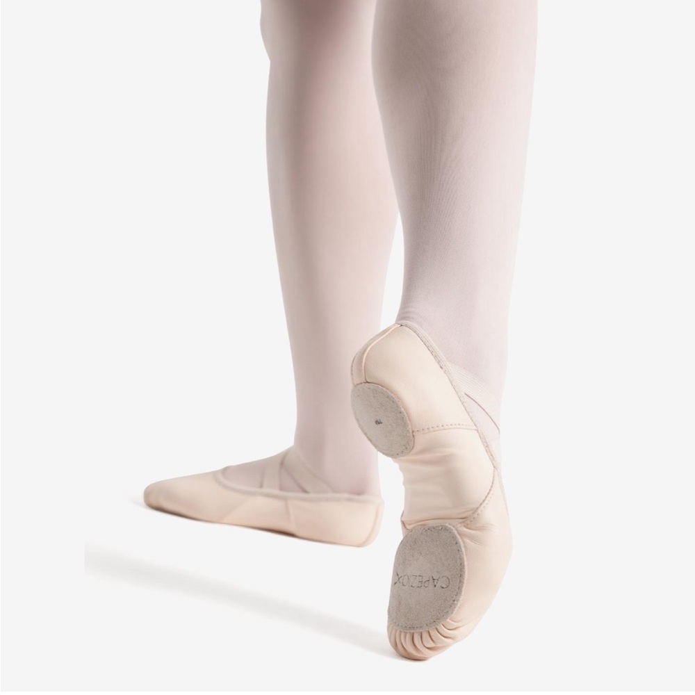 Young Women’s Capezio Leather Hanami Ballet Shoe size 6.5M Pale Pink